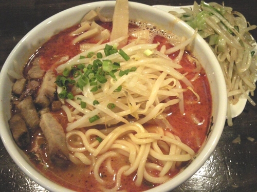 「辛味噌らーめん（中）￥780・野菜炒め￥160」@麺屋 茅根の写真