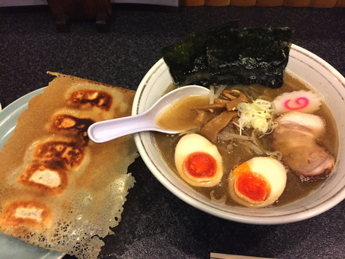 「煮干しラーメン + 羽根付き餃子」@魚だしラーメン 若竹の写真