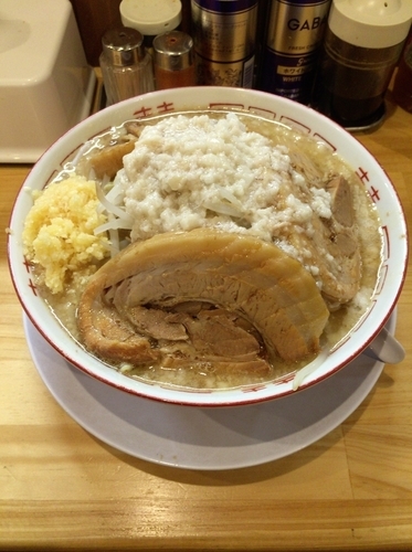 「みそ豚トリプル ニンニクアブラマシ野菜少なめ」@麺や 豚八の写真