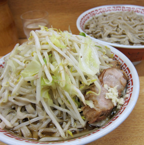 「（麺マシ）小 700円 + 大盛&麺マシ 現金 200円」@ラーメン二郎 環七新新代田店の写真