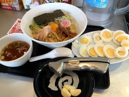 「THE 油そば スープ付 ¥620 + 会員無料スライスゆでタマ」@らあめん花月嵐 西原町店の写真