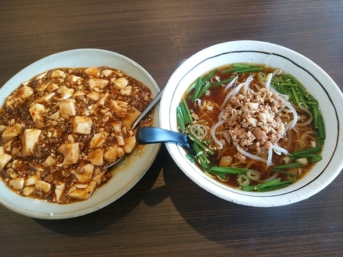 「ラーメンセット(台湾ラーメン＋麻婆飯)750円」@台湾料理 隆盛の写真
