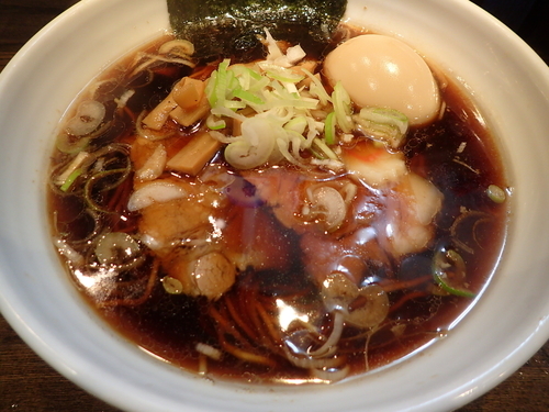 「黒醤油らーめん＋煮玉子」@麺家 銀二の写真