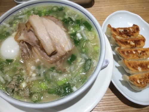 「塩味玉バラそば+餃子+塩おにぎり」@玉 バラそば屋 中野店の写真