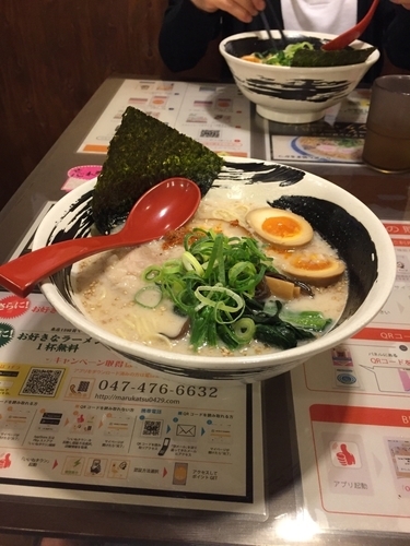 「味玉白ラーメン 780円」@らーめん処 まるかつの写真