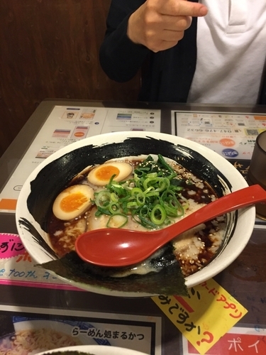 「味玉黒ラーメン 830円」@らーめん処 まるかつの写真