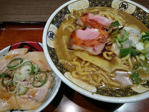 「すごい煮干しラーメン（大盛）+チャーシュー丼セット」@すごい煮干ラーメン 凪 秋葉原UDX店の写真