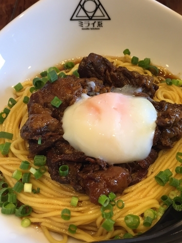 「牛煮込みまぜそば800円」@noodle kitchen ミライゑの写真