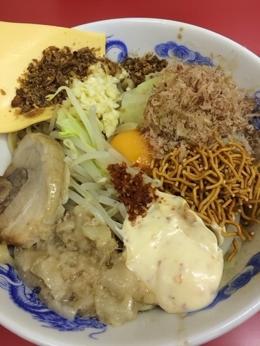 「まぜそば（大盛）全部乗せ」@ジャンクガレッジ 坂戸塚越店の写真