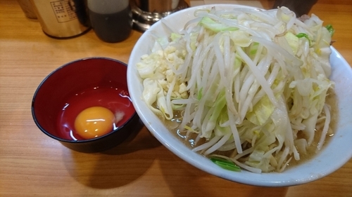 「小ラーメン(ニンニク)＋生卵」@ラーメン二郎 八王子野猿街道店2の写真