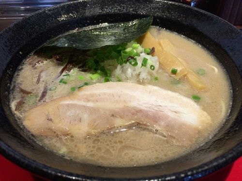 「豚骨らぁめん（７５０円）バリカタ＋替え玉（１００円）ハリガネ」@関東極濃豚骨らぁめん 葉隠～HAGAKURE～の写真