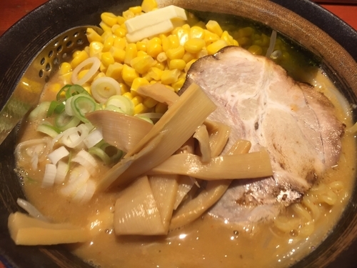 「味噌らーめん+バター+コーン」@北海道らーめん 楓 平和島店の写真