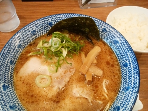 「黒豚骨＋サービスライス」@大宮豚骨 一番軒の写真