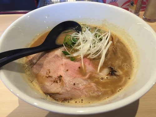 「豚骨しょうゆら～めん」@らぁ～麺 SHOUの写真