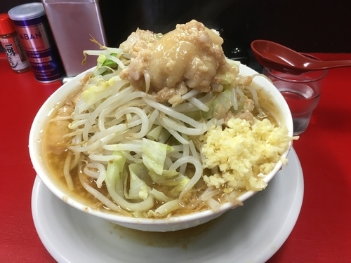 「小ラーメン 麺少な目200g＋豚増し＋味玉。ニンニク、アブラ」@豚男 -BUTAMEN-の写真