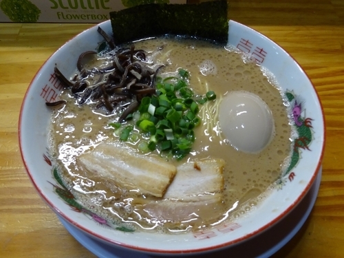 「らーめん（680円）＋味付玉子（100円）＋替玉＋辛子高菜」@博多長浜らーめん 天軒の写真