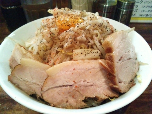 「肉増しまぜそば醤油・並盛り（900円）」@麺処 MAZERUの写真