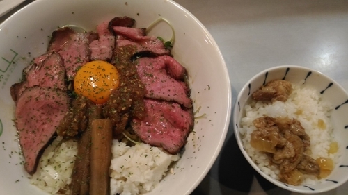 「ﾛｰｽﾄﾋﾞｰﾌのあえそば「限定」＋お昼の「牛すじ飯」」@中華蕎麦 瑞山（ZUIZAN）の写真