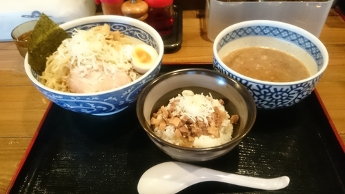 「中盛りつけ麺(850円)、チャーシュー丼(250円)」@つけ麺 秋山の写真