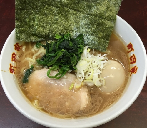 「ラーメン＋味玉（￥720＋￥100）」@横浜ラーメン 町田家 新宿南口店の写真