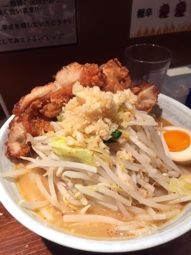 「鷹の爪＋プチ唐揚げ　840円　（野菜・ニンニク多め）」@旨辛ラーメン表裏 高田馬場店の写真