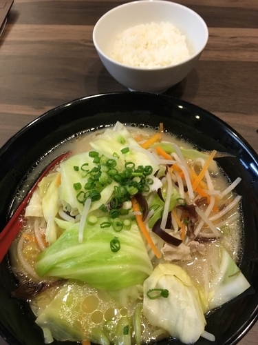 「野菜いっぱい白湯タンメン(塩味)842円+サービスライス」@麺と鍋 新宿SARAIの写真