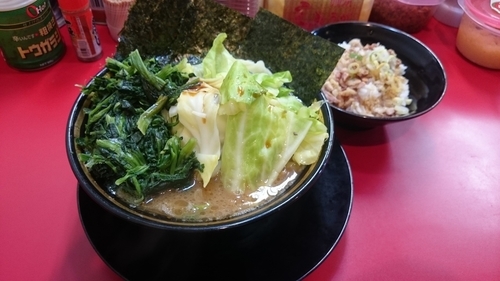 「ラーメン(650円)＋キャベツ＋ほうれん草」@家系ラーメン とらきち家の写真