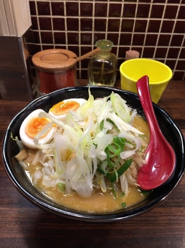 「味噌ラーメン 半熟卵 ヤサイマシ」@麺処 花田 池袋店の写真