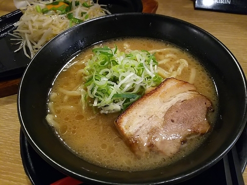「ラーメン　※太麺　＋もやし鉄板：サービス」@ラーメン銀次郎 本店の写真