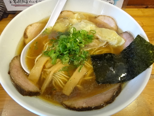「ちゃーしゅうわんたん麺(のーまる・醤油・細麺)」@本格鶏豚汁麺 やくみやの写真