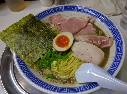 「３種の極上煮干香る濃厚らーめん　特製トッピング　大盛」@らーめん 凌駕の写真