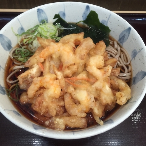 「小海老入りかき揚げ（￥500）」@狭山そば 西新宿五丁目店の写真