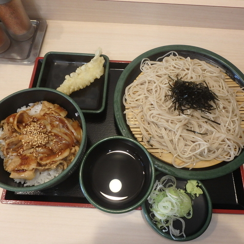 「豚バラ丼セット(500円)(冷たいそば)」@ゆで太郎 本郷3丁目店の写真