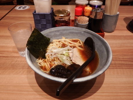 「醤油らーめん」@らーめん 鷹の爪 新千歳空港店の写真