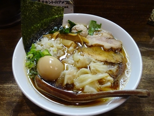 「煮干しワンタンめん（850円）＋味玉（100円）」@らーめん チキントの写真