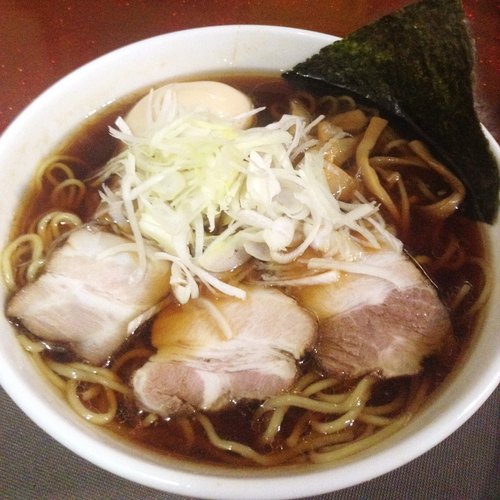「醤油ラーメン+味玉」@宗家一条流がんこラーメン 池袋店の写真