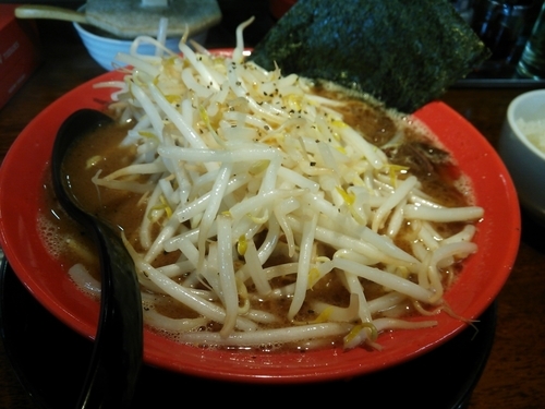 「黒とんこつもやしラーメン」@辻商店の写真