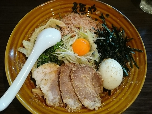 「まぜそば（醤油）￥700＋特製トッピング￥250＝￥950」@麺や でこの写真