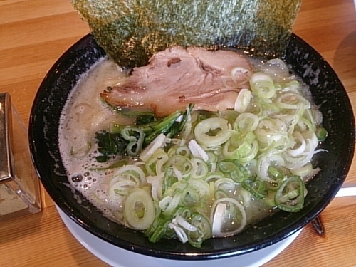 「豚骨塩(全部普通)ネギトッピング」@日の出らーめん 長野本店の写真