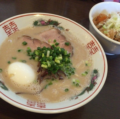 「博多豚骨ラーメン」@つけ麺 弥七の写真