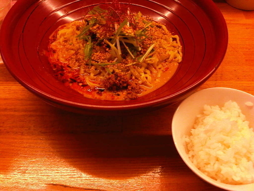 「汁なし金胡麻担坦麺 2辛 (780円) + ライス (無料)」@金蠍の写真