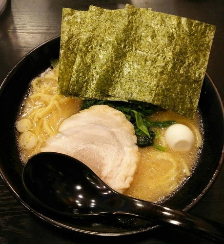 「ど根性流奥義 家系ラーメン（醤油） 500円」@ど根性家の写真