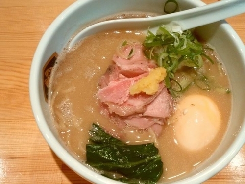 「濃厚真鯛らーめん＋鯛だしsmoke味玉」@真鯛らーめん 麺魚の写真