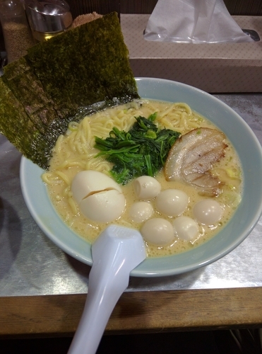 「醤油ラーメン(固め薄め)崩れ味玉うずら　ランチ大盛　ライ」@横浜家系ラーメン 魂心家 自由が丘店の写真