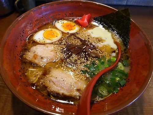 「ラーメン　＋チーズ、半味玉：サービス　＋かえ玉（ラーユ付）」@分田上の写真