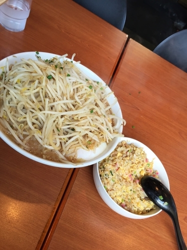 「醤油ラーメン（麺少な目、野菜マシ）＋半チャーハン」@らー麺 つけ麺 おぐりの写真