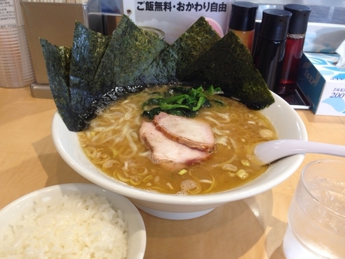 「超熟成醤油無化調とんこつらーめん（大盛り）700円＋200円」@ら～めん ぎょうてん屋 GOLD 綾瀬店の写真