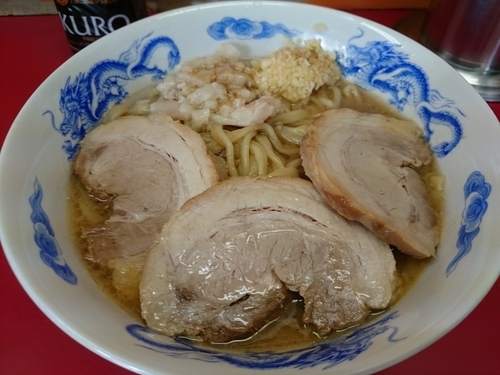 「ラーメン700円＋小豚(ﾔｻｲﾇｷ・ﾆﾝﾆｸ・ｱﾌﾞﾗ)」@モッコリ豚の写真