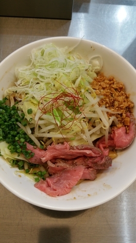 「ローストビーフのまぜそば(限定)」@麺創研 紅 国分寺の写真