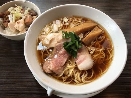 「醤油らぁめん＋肉飯」@らぁめん屋 カネキッチンの写真